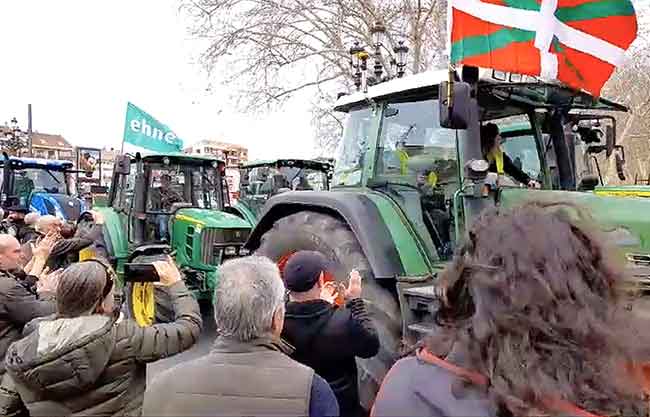 Traktoreak Arenalera heltzen dira txaloen artean - Los tractores llegan al Arenal entre aplausos