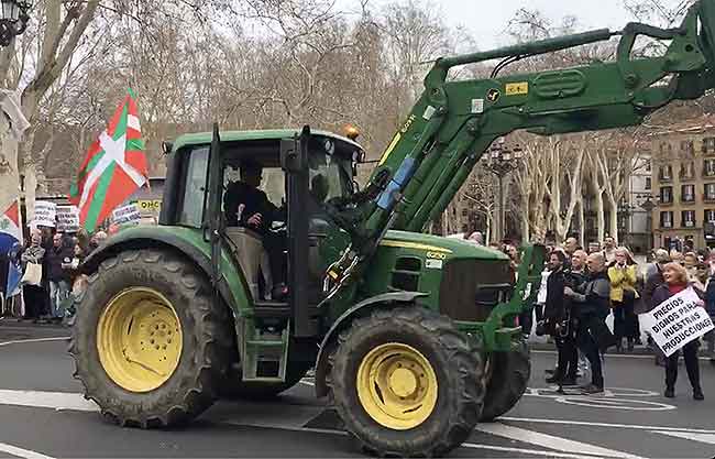 tractor ikurrina Arenalean